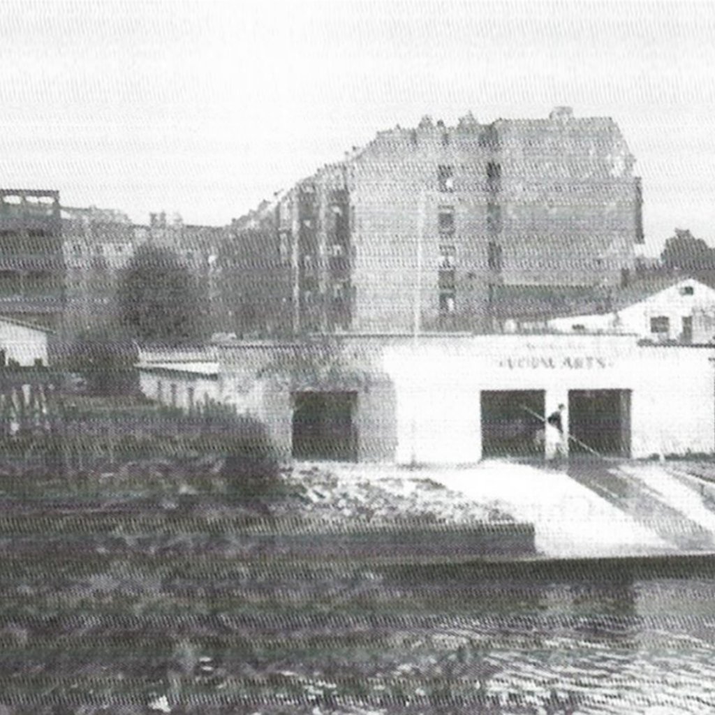 1945 Im 2. Weltkrieg wird vieles in Hamburg durch Bombenangriffe zerstört – auch das Quartier am Osterbekkanal. Das Bootshaus bleibt weitgehend unbeschädigt. Jedoch alle Pokale, die der Verein bis dahin gewonnen hat, werden ein Opfer der Bomben