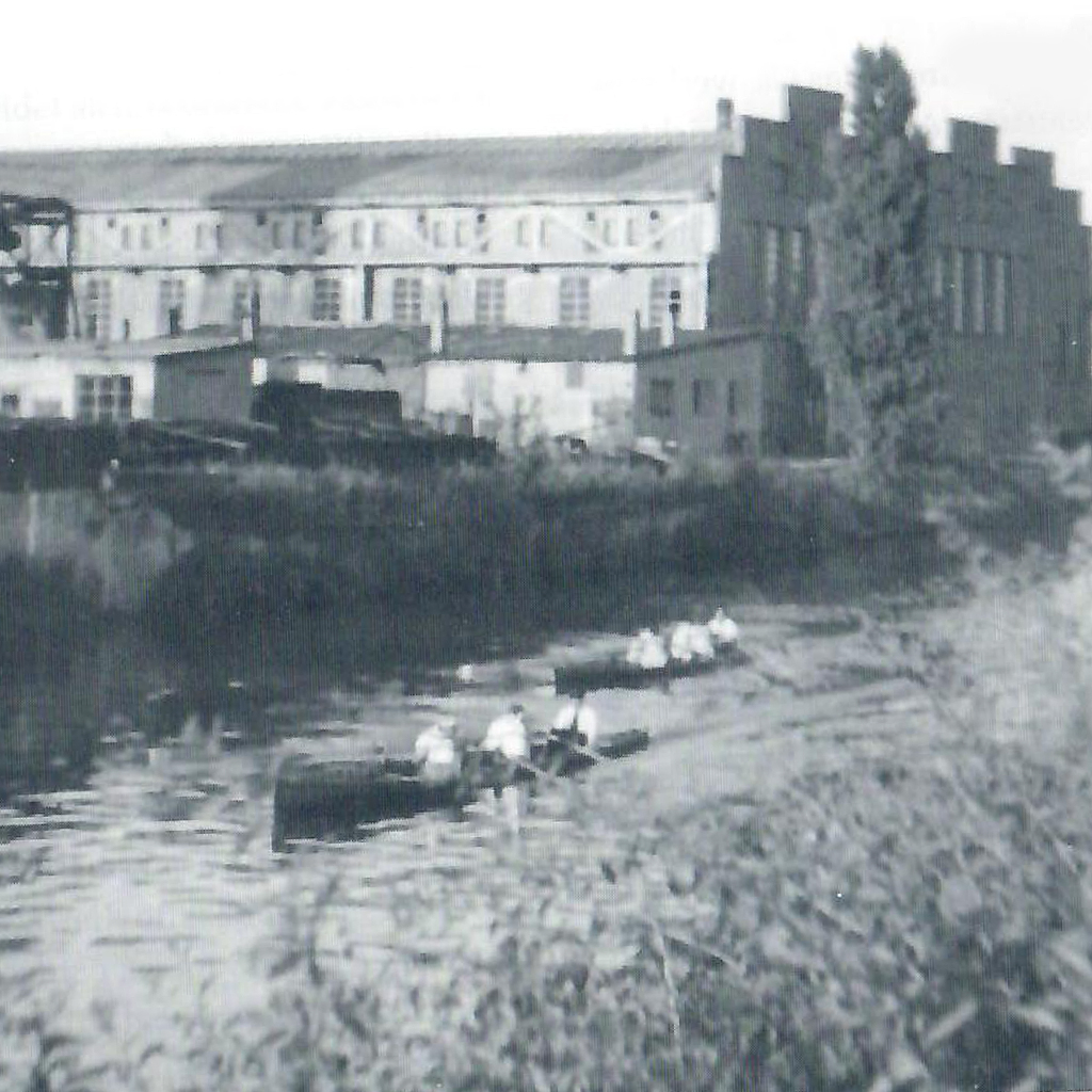 1948Der Krieg ist vorbei: Ruderer des damaligen ARV Vorwärts auf dem Osterbekkanal vor der Kampnagel-Fabrik. Die Industriebetriebe wandern nach dem Krieg ab. Das Wasser wird sauberer, Kanu- und Rudervereine sowie ein Bootsverleih lassen sich nieder
