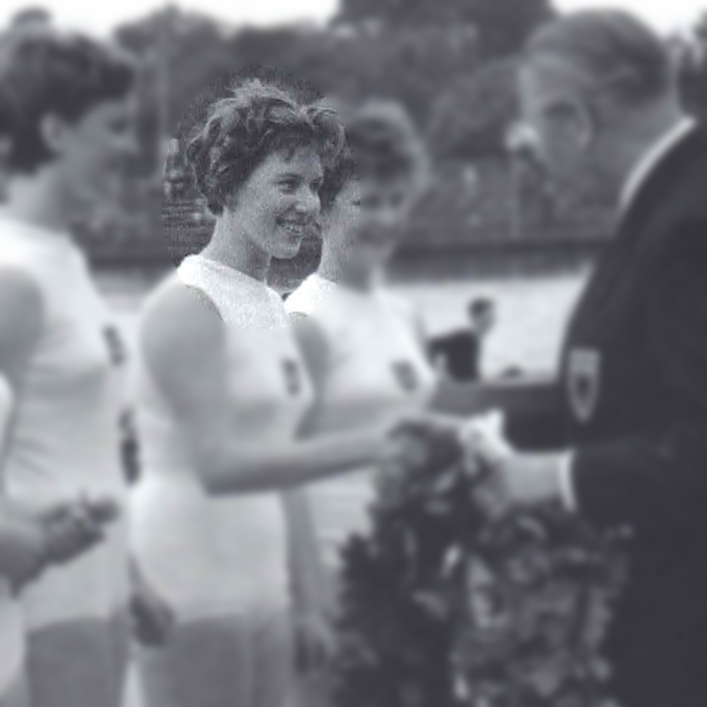 1968Die ersten weiblichen Mitglieder im ARV Hanseat: Renate Siemers und Eva Raufeisen. Renate Siemers (auf dem Foto in der Mitte) ist auch 60 Jahre lang Mitglied der Hamburger Ruderinnen, wo sie zweimal Deutsche Meisterin im Stilrudern wird. Heute ist die 2., 3. und 4. Generation der Familie Siemers Mitglied im ARV Hanseat