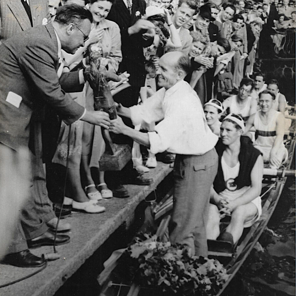 1971-1974 Vier Jahre in Folge siegt der ARV Hanseat im Senatsrennen. Trainer Heinz Paruschke nimmt Gratulationen und den Preis entgegen. Paruschke, der im Krieg schwer verwundet wurde, setzte 20 Jahre zuvor im Verein die Umstellung von Festsitzbooten auf Rollsitzboote durch und trainiert die Rollsitzruderer ab 1953