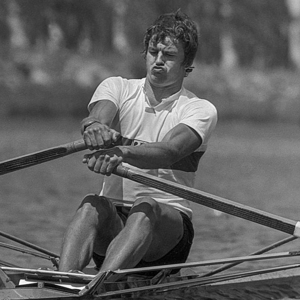 1984Erfolgreichste Saison des ARVH-Leistungssports mit 50 DRV-Siegen durch Vereins-Mannschaften unter Trainer Heinz Sievers. Silbermedaille bei den Olympischen Spielen in Los Angeles und Deutsche Meisterschaft durch Mitglied Peter Michael Kolbe (Foto). Der ARVH ist der erfolgreichste Verein Hamburgs
