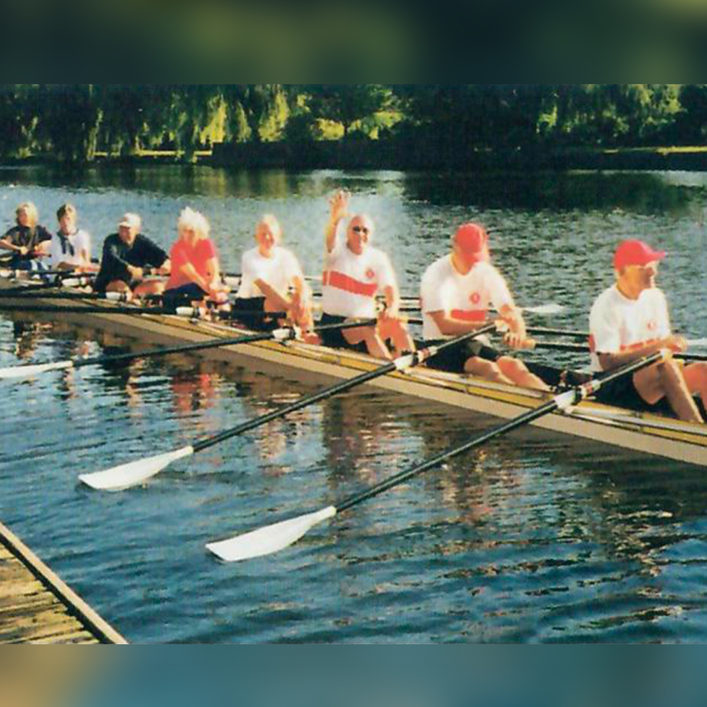 1999 Die Seniorengruppe "De Griesen" ist auf über 40 Mitglieder angewachsen. Um Erland Giese, den ehemaligen Leistungssporttrainer Heinz Paruschke und um Rudolf Lippold scharen sich an 4 Terminen pro Woche lebenserfahrene Frauen und Männer, die sich Rudertechnik und Bootsbeherrschung bis ins hohe Alter erhalten und Geselligkeit pflegen wollen