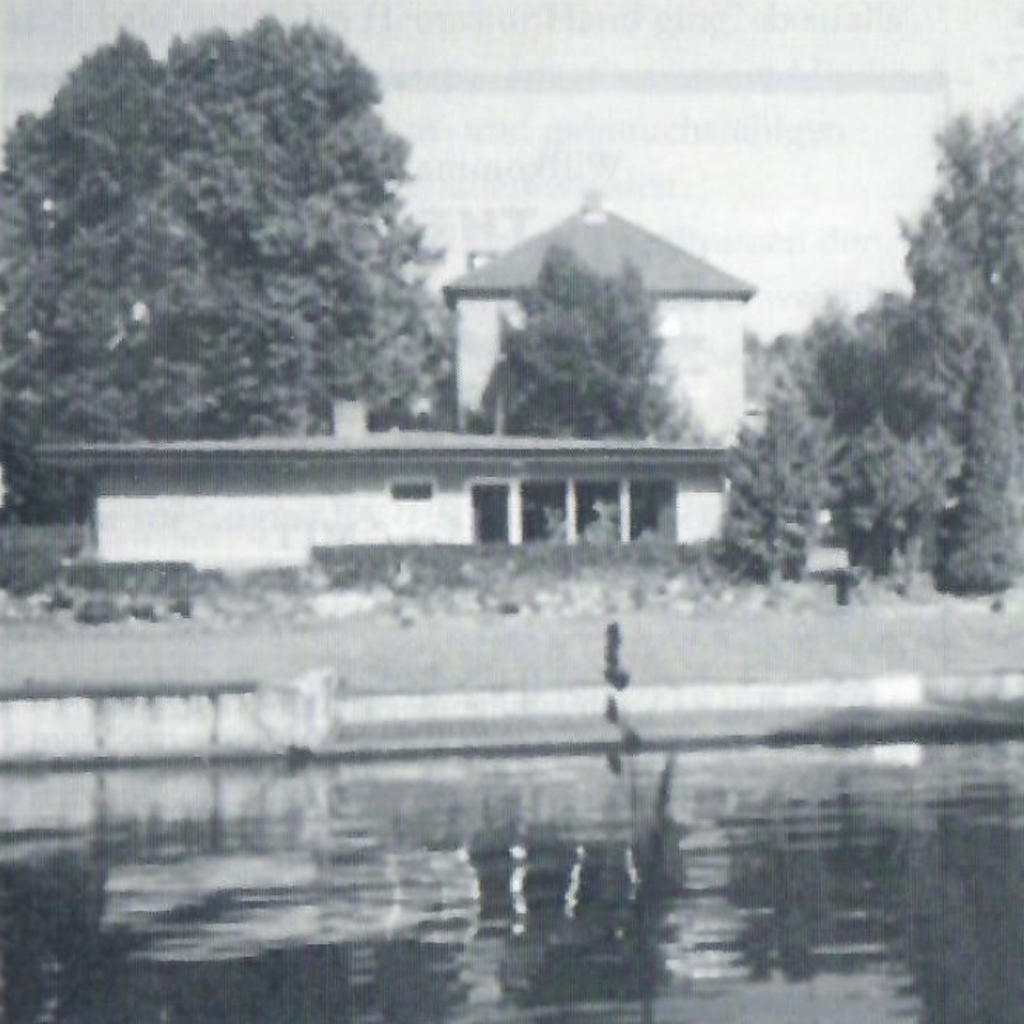 1966Das Vereinshaus ist fertiggestellt. Der eingeschossige Baukörper wird 50 Jahre später energetisch ertüchtigt und aufgestockt. Er bildet noch heute den "Kern" des Vereinshauses