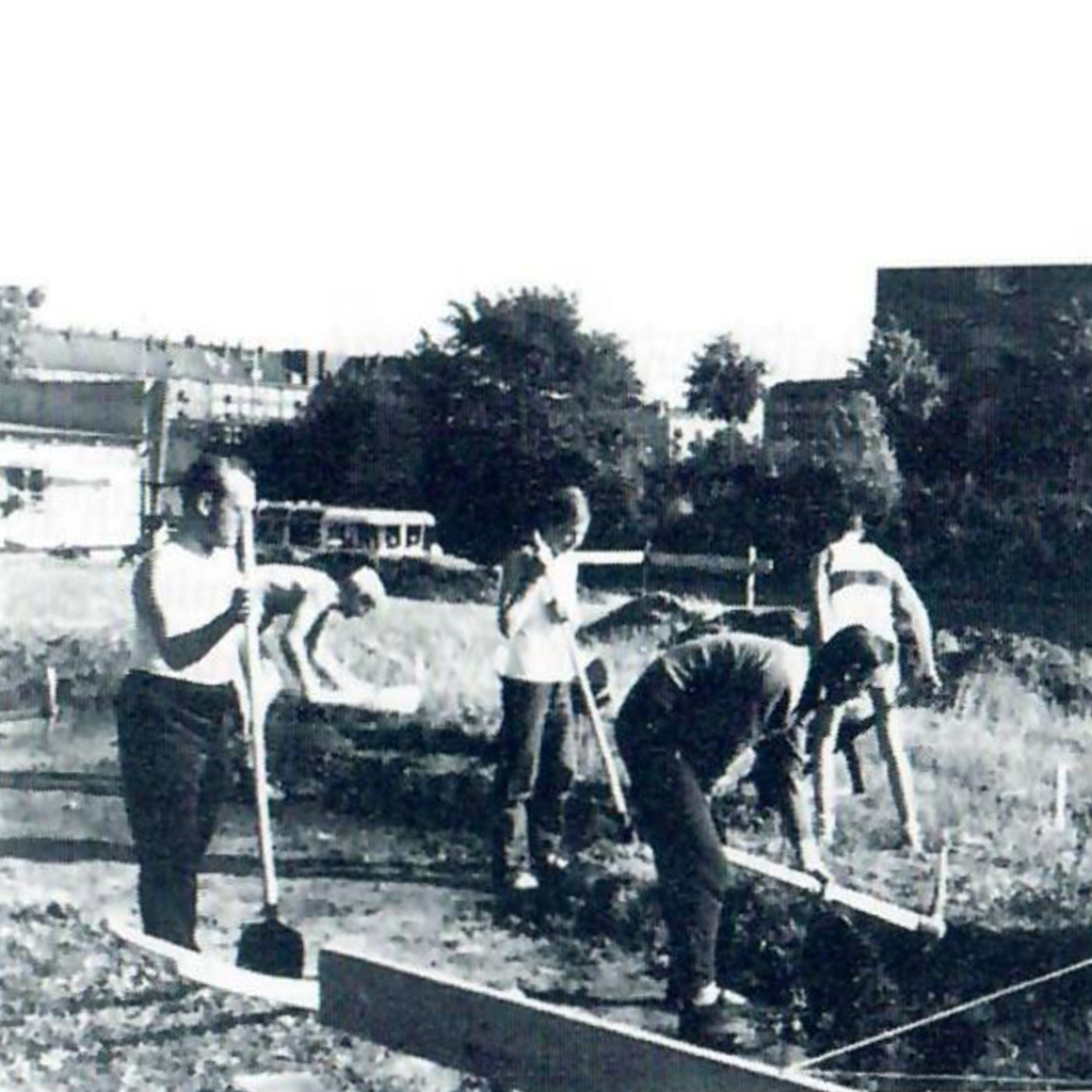 1960-1966Bau eines Vereinshauses in Eigenregie und fast komplett in Eigenleistung. Der Hamburger Sportbund (HSB) unterstützt mit einem Darlehen