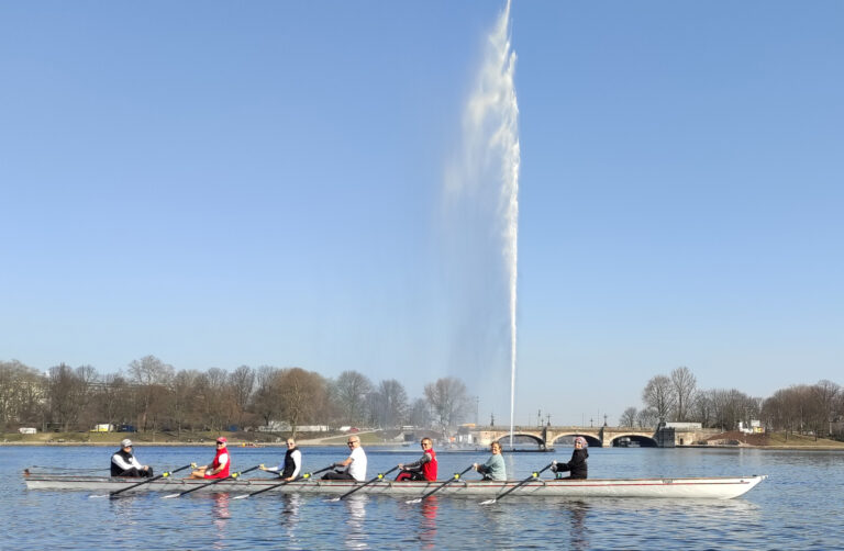 Auf der Binnenalster vor der Fontäne mit Blick Ri chtung Lombardsbrücke
