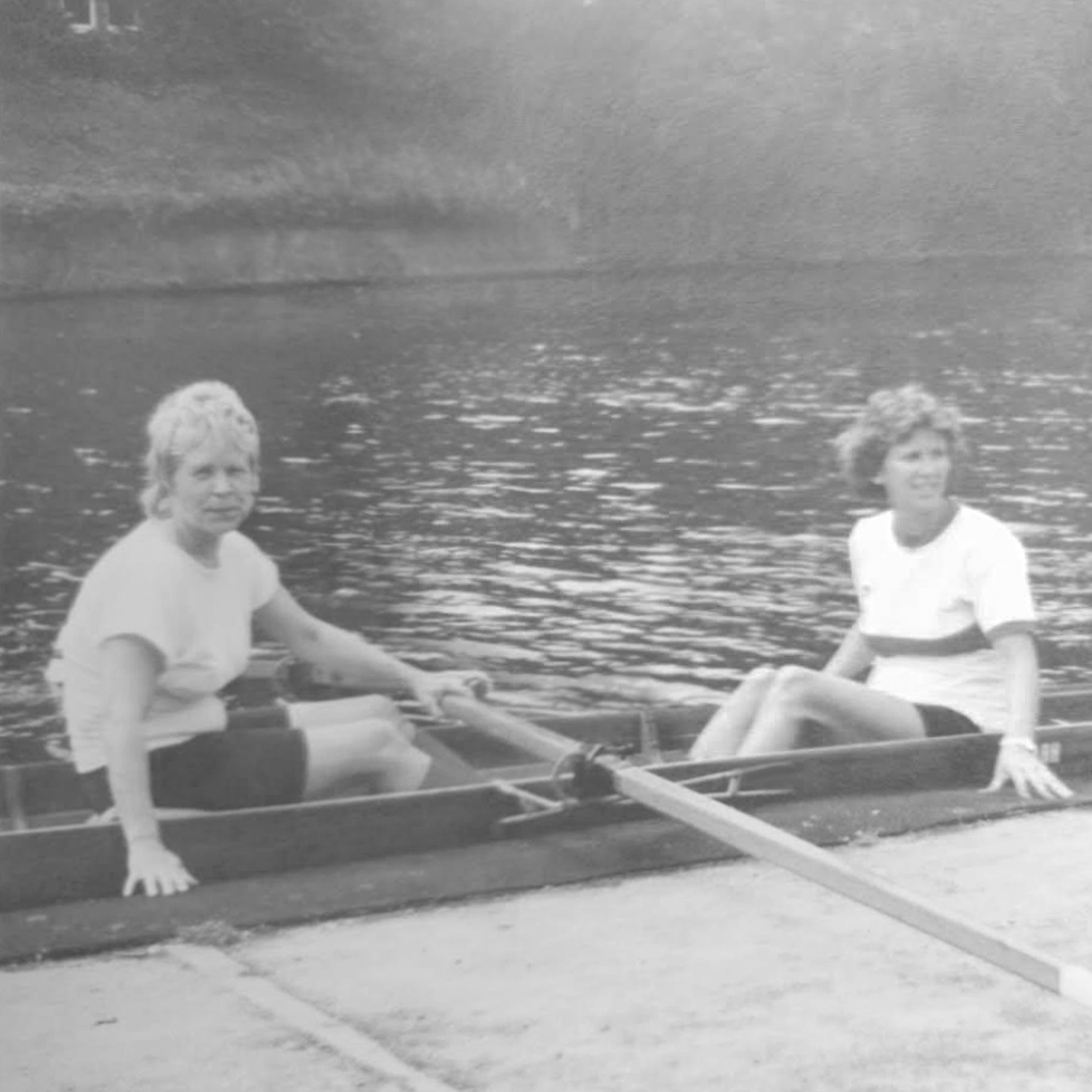 1971-1975 Fünf weitere Frauen werden Mitglied im ARV Hanseat: Wanda Arps, Elke Klünder, Angelika Steinbach, Dagmar Schneider und Martina Torbeck. 1977 tritt das heutige Ehrenmitglied Edna Fraatz ein (rechts im Foto, im Boot mit Erika Willer)